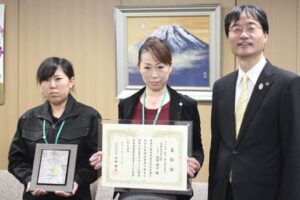 鈴木燕市長(右)を表敬訪問した第9回製品安全対策優良企業表彰の中小企業製造・輸入事業者部門で商務流通保安審議官賞を受けた有限会社栄工業の山村社長(中央)