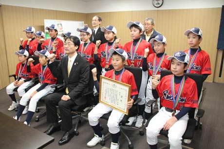 第3回東京ヤクルトスワローズカップ少年野球交流大会で3位になった燕市選抜の吉田ジュニアクラブが鈴木市長を表敬訪問して記念撮影