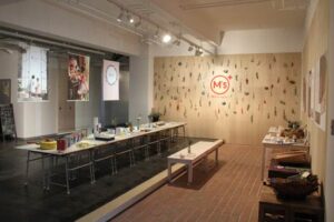 三条ものづくり学校で開かれている「M's グラフィックのしごと展」