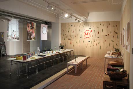 三条ものづくり学校で開かれている「M's グラフィックのしごと展」