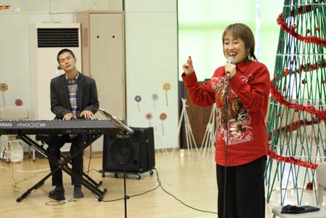 三条地域若者サポートステーションがクリスマスコンサート、ゴスペルコンダクターでシンガーの片桐さんとキーボーディストのナゴヤスリムさんのユニットのゴスペル演奏