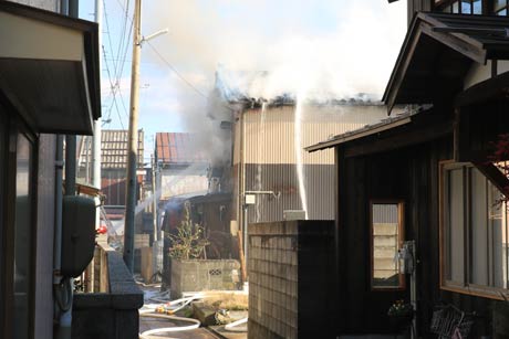 20日午後、三条市八幡町で火災