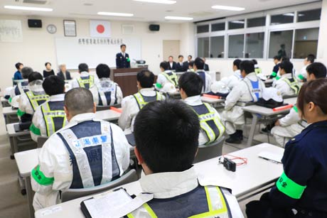  燕署で出発式