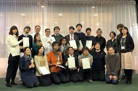 「Good Job! Award」の最終プレゼンテーション会場でプレゼンテーション参加者の記念写真、前列いちばん左がBridgeの小林代表、その隣りが燕市社会福祉協議会就労支援センターの土田生活支援員