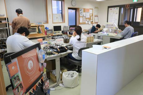 つばめキャンドルを製造している燕市社会福祉協議会就労支援センター就労継続支援A型の利用者