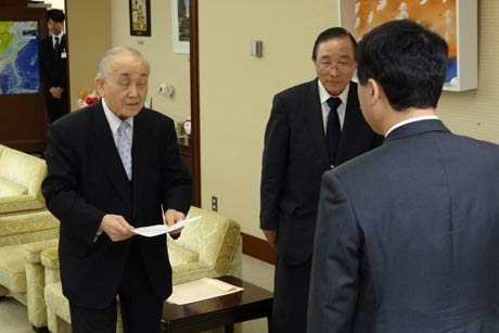 加茂病院の改築に伴う病児・病後児保育施設の設置と産科個室の整備などで泉田知事に要望書を提出する小池加茂市長と佐藤田上町長