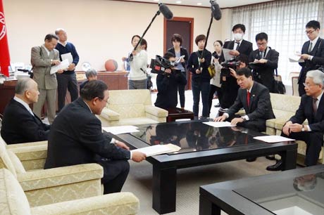 泉田知事に要望について話す
