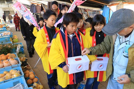 二・七の定期市で街頭募金を行う三条小学4年生