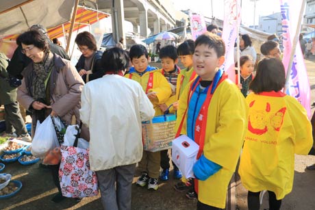  二・七の定期市で街頭募金を行う三条小学4年生