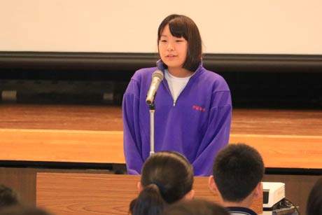参加者を代表して決意の言葉を述べる燕中学校女子水泳部キャプテンの2年生伊藤さん