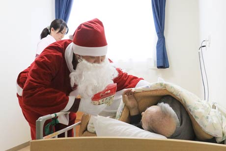 分水商工会青年部が特別養護老人ホーム「分水いちごの実」の入居者にサンタクロースのふん装でクリスマスのプレゼント