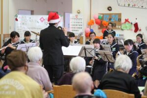 弥彦ケアセンター「あおぞら」に弥彦中吹奏楽部が出演して初めてクリスマスコンサート