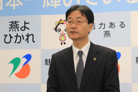 記者会見する鈴木燕市長