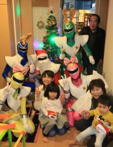 方言戦隊メテオレンジャーがクリスマスを前に7軒を訪問