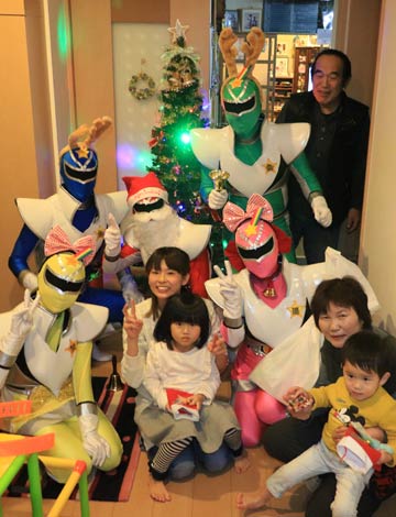  方言戦隊メテオレンジャーがクリスマスを前に7軒を訪問