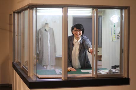 イカラシチエ子さんが来年1月から正式に借りることになったエントランスにある小部屋「100号室」