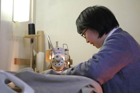 100号室で作業するイカラシさん