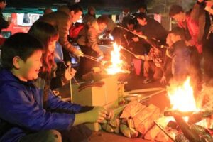 三条市中央公民館の「まちなか雪と灯りのコンチェルト」のたき火体験コーナー