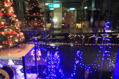 キャンドルのあかりで「メリークリスマス」の文字