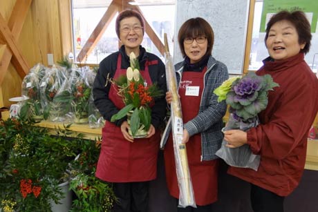 ミニ門松をはじめ正月飾りを販売している道の駅「漢学の里しただ」