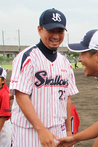 昨年8月に燕市で行われた第2回東京ヤクルトスワローズカップ少年野球交流大会に訪れたときの館山投手