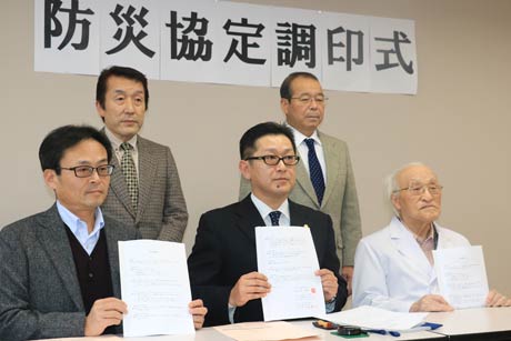 防災協定に調印した前列左から特別養護老人ホームいっぷく・徳間施設長、八木前地区自治会・内藤会長、介護老人保健施設いっぷく・早川施設長