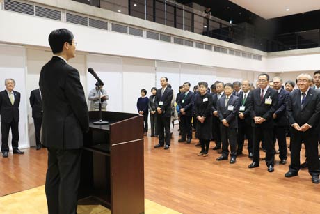 鈴木市長の訓示を聞く約80人の職員