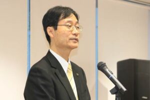 年末の訓示を行う鈴木燕市長