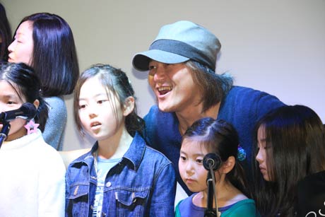 子どもたちと一緒に歌う川上真樹さん