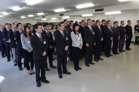 国定市長のあいさつを聞く150人の職員