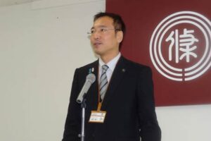 職員に向けて年末のあいさつを行う国定三条市長