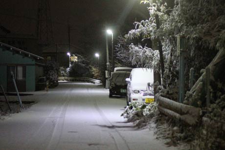 道路を雪が覆った27日夜の燕市南一丁目地内