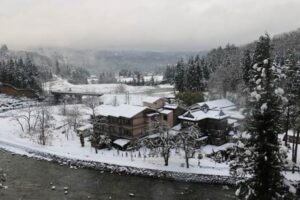 雪景色となった越後長野温泉「嵐渓荘」周辺