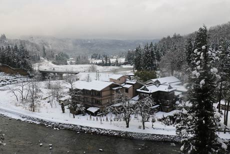 雪景色となった越後長野温泉「嵐渓荘」周辺