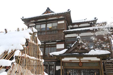 国登録有形文化財の嵐渓荘正面の緑風館も雪化粧