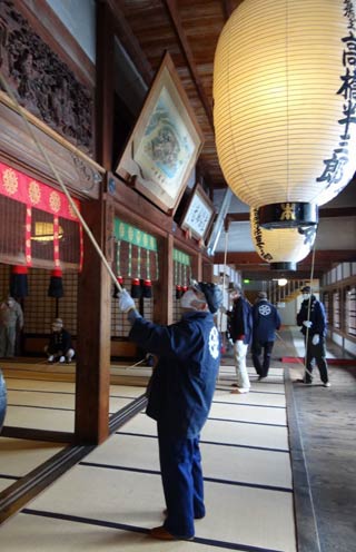 本成寺で行われたすす払い