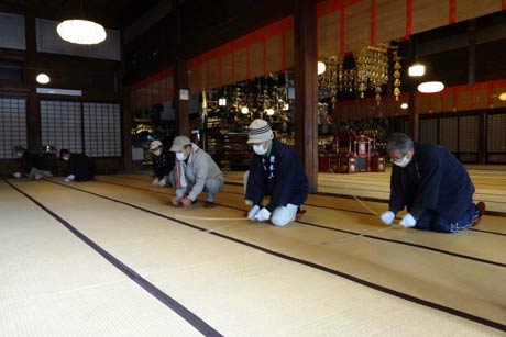 タケの棒で畳みの目の間に入ったほこりをたたき出す