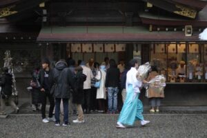 県内一の初詣客を集める弥彦神社は帰省客や観光客でにぎわい始め