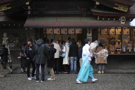  30日、早くもにぎわい始めた弥彦神社