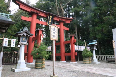 一の鳥居前には門松