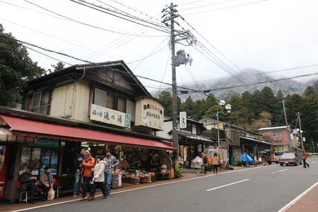 土産物店の向こうには雪化粧した弥彦山