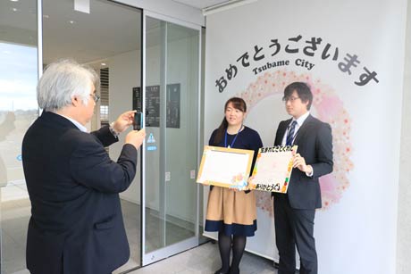 夜間休日出入口で婚姻届や出生届を提出してお祝いサービスの記念撮影のサンプル