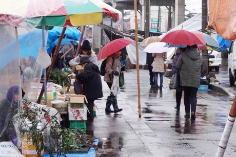  大みそかに開かれた三条市・中央市場で歳末臨時市