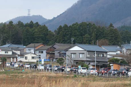  弥彦神社から弥彦村外の新潟市西蒲区金池付近まで延びた渋滞の列
