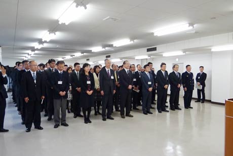 国定三条市長のあいさつを聞く職員