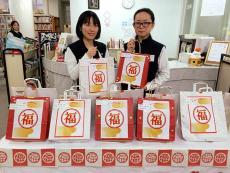 燕市立吉田図書館でカウンター前に用意した「紅白　図書館福袋」
