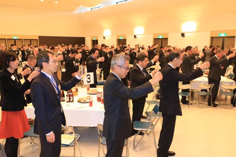 ビアゴブレットを手に金属酒器で乾杯
