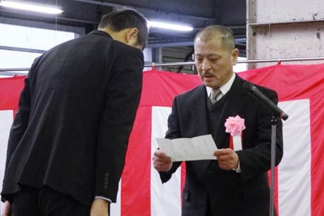 三条市への寄贈品の目録贈呈