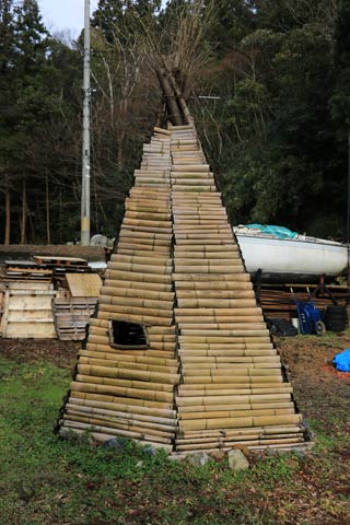 インディアンのティピーのような建物も