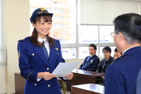 桜井三条署長が今井美穂さんに1日警察署長の任命書を手渡す